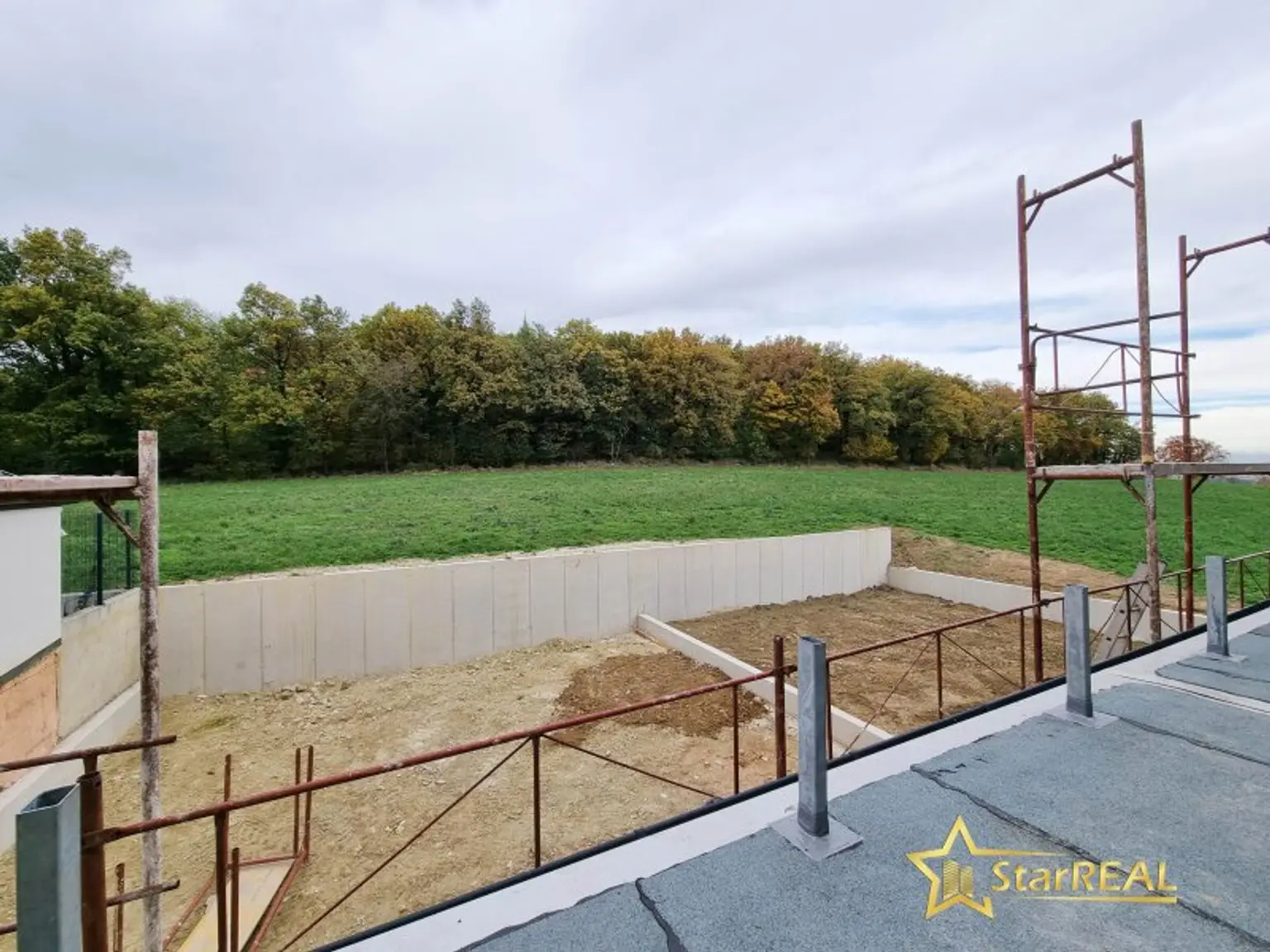 LETZTES HAUS VERFÜGBAR! IDEAL FÜR FAMILIEN! 5-ZIMMER-ZIEGELHAUS MIT UNVERBAUBAREN AUSBLICK. MIT KELLER, BALKON, TERRASSE, CARPORT UND GROSSEM GARTEN.