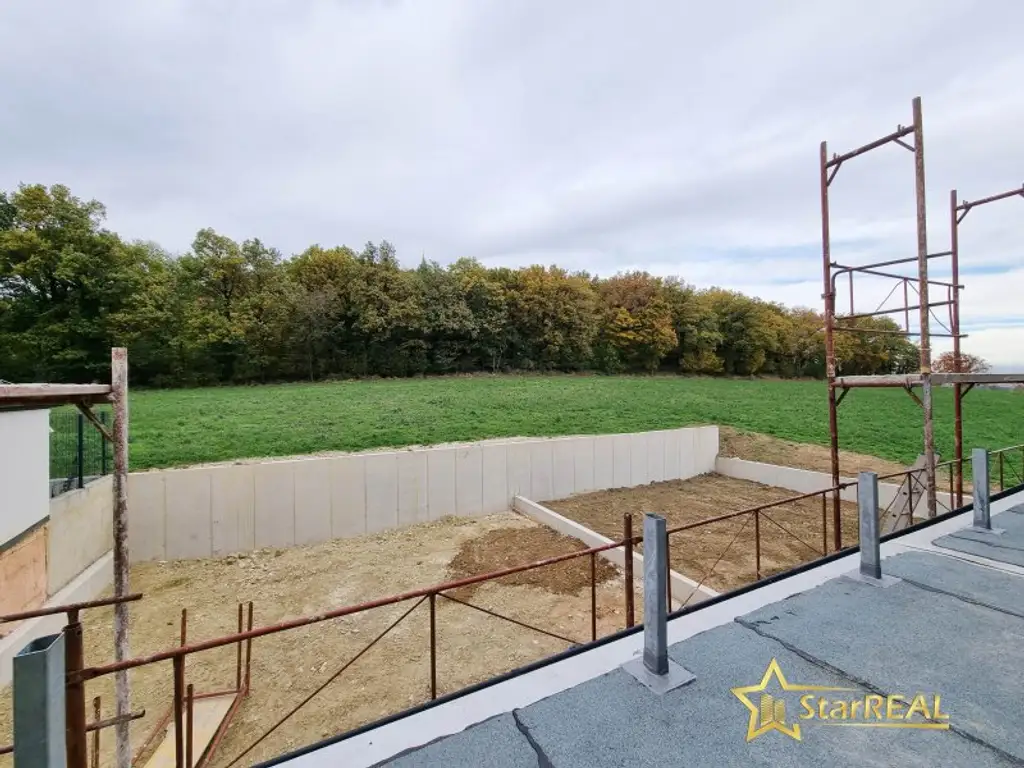 LETZTES HAUS VERFÜGBAR! IDEAL FÜR FAMILIEN! 5-ZIMMER-ZIEGELHAUS MIT UNVERBAUBAREN AUSBLICK. MIT KELLER, BALKON, TERRASSE, CARPORT UND GROSSEM GARTEN.