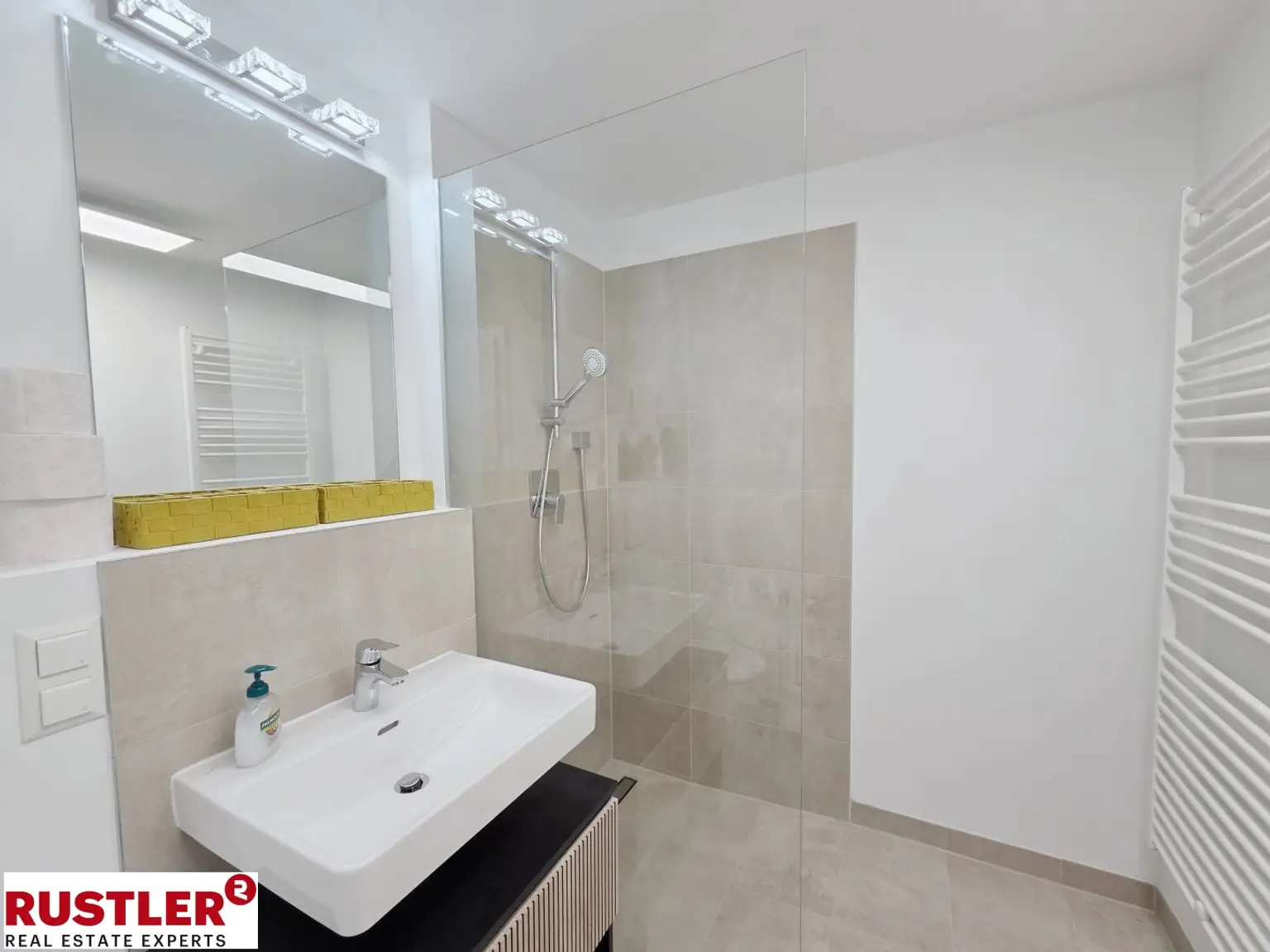 Erstbezug - möbliertes Zuhause - charmante Freifläche