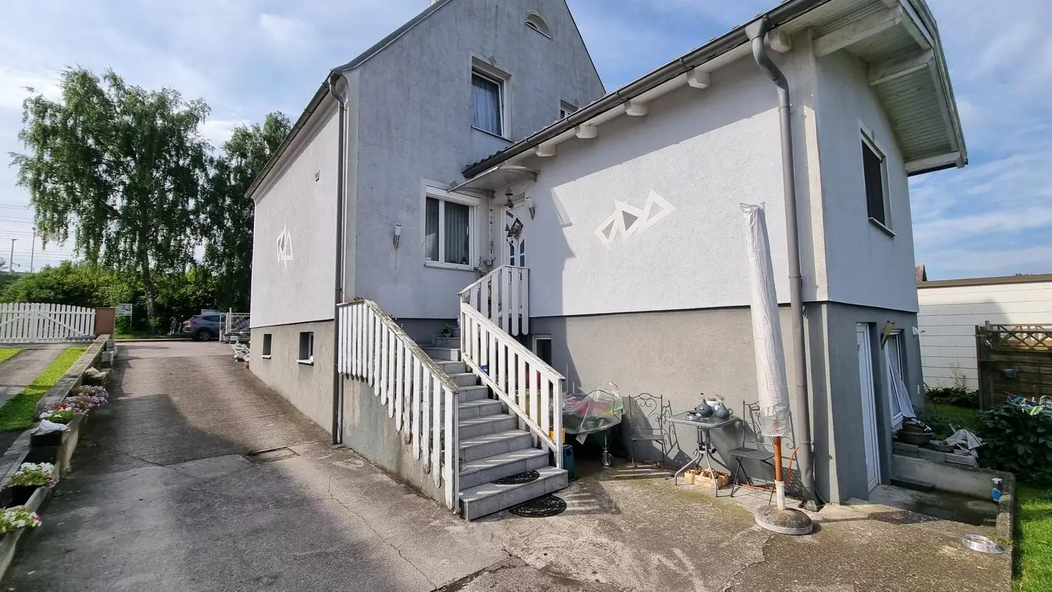Einfamilienhaus mit Pool und großem Garten in verkehrsgünstiger Lage