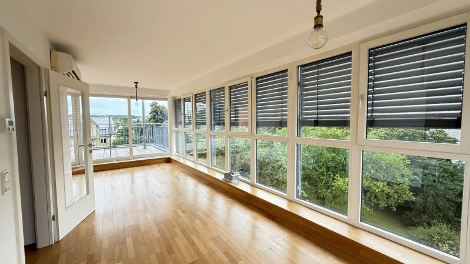 Klimatisierte Terrassenwohnung mit zwei Terrassen mit Ausblick auf das Schloss Schönbrunn und Steinhofkirche sowie opt. Stellplatz!