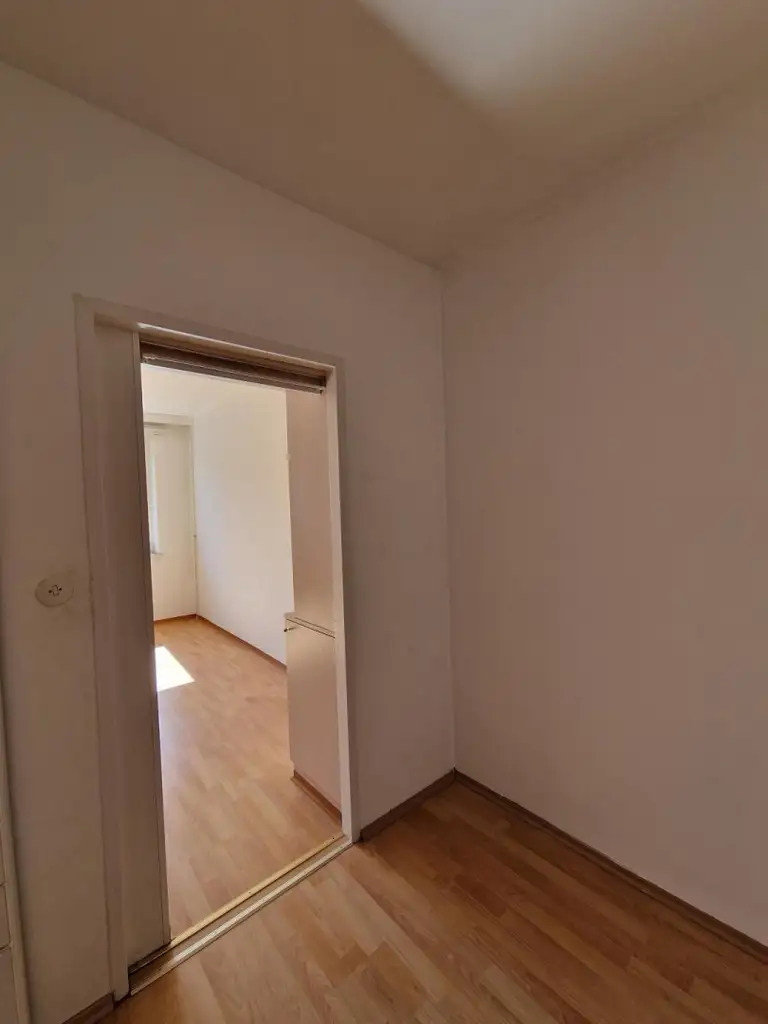 "Helle 3-Zimmerwohnung in zentraler Ruhelage - gute Verkehrsanbindung - WG geeignet"