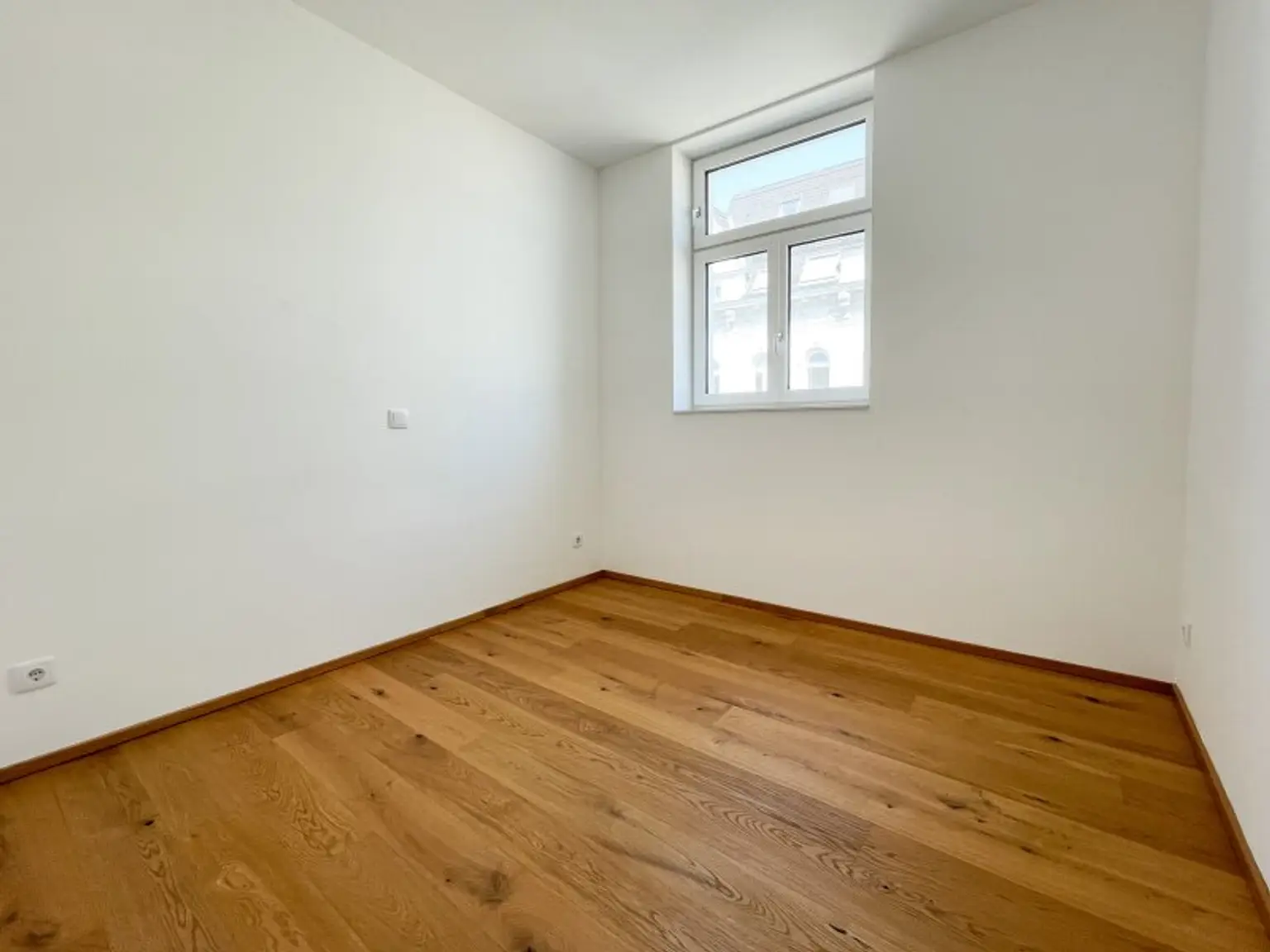 NÄHE NASCHMARKT: DG-AUSBAU IM ALTBAU - U4 Pilgramgasse - 3-Zimmerwohnung mit hofseitigem Balkon