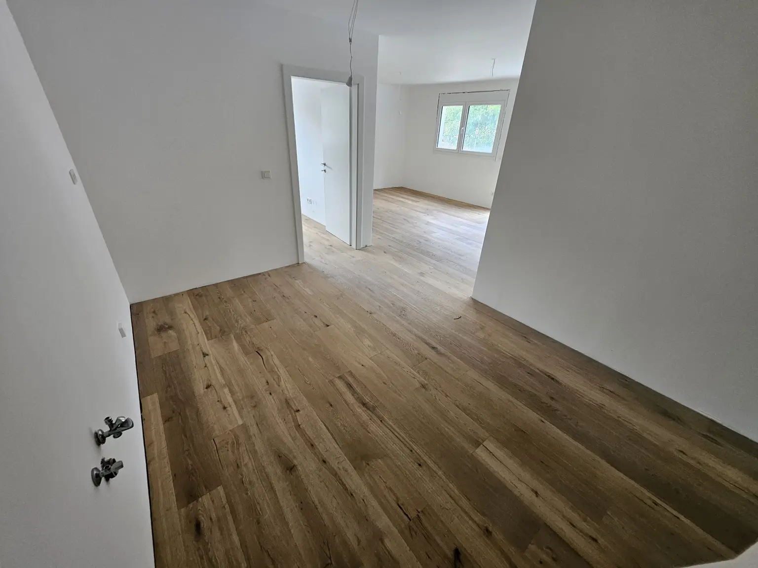 Neubauwohnung mit abgetrennter Küche, großem Wohnbereich und Balkon – komfortabel & modern