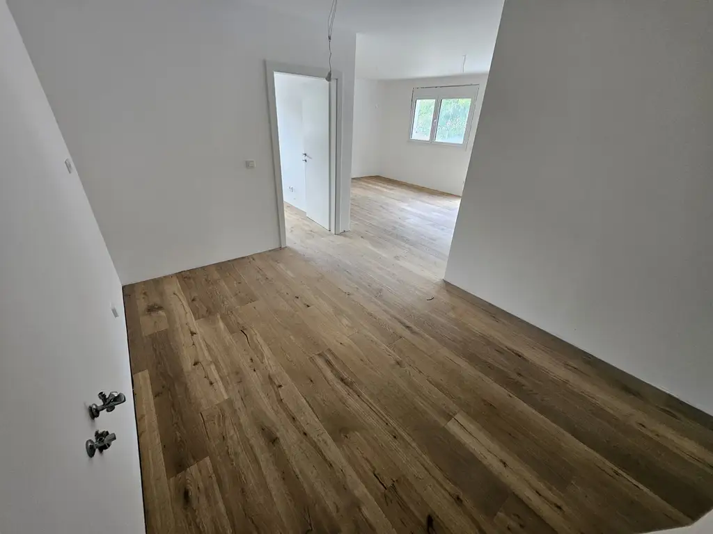 Neubauwohnung mit abgetrennter Küche, großem Wohnbereich und Balkon – komfortabel & modern