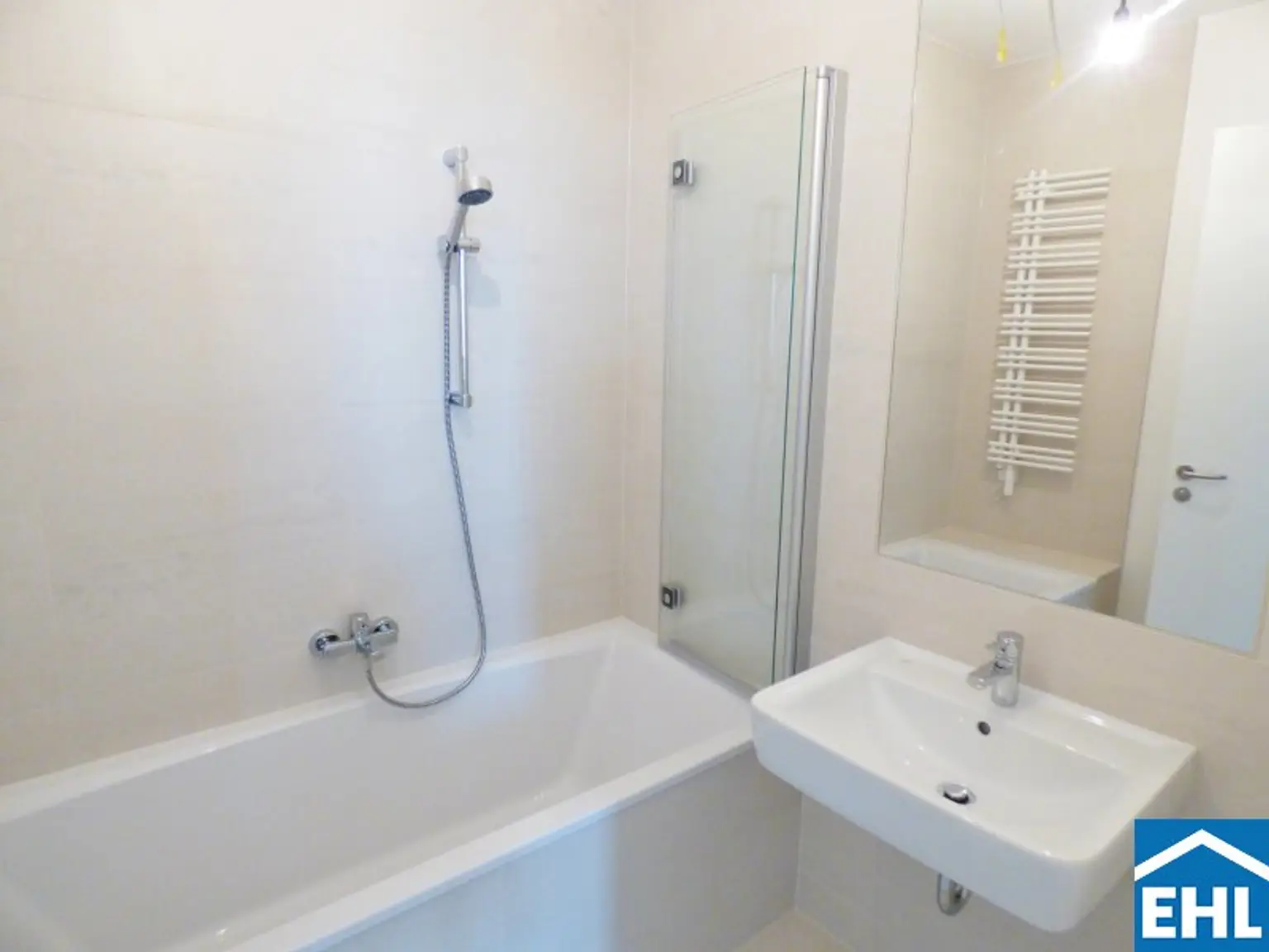 1,5-Zimmerwohnung mit Balkon bei der U1!