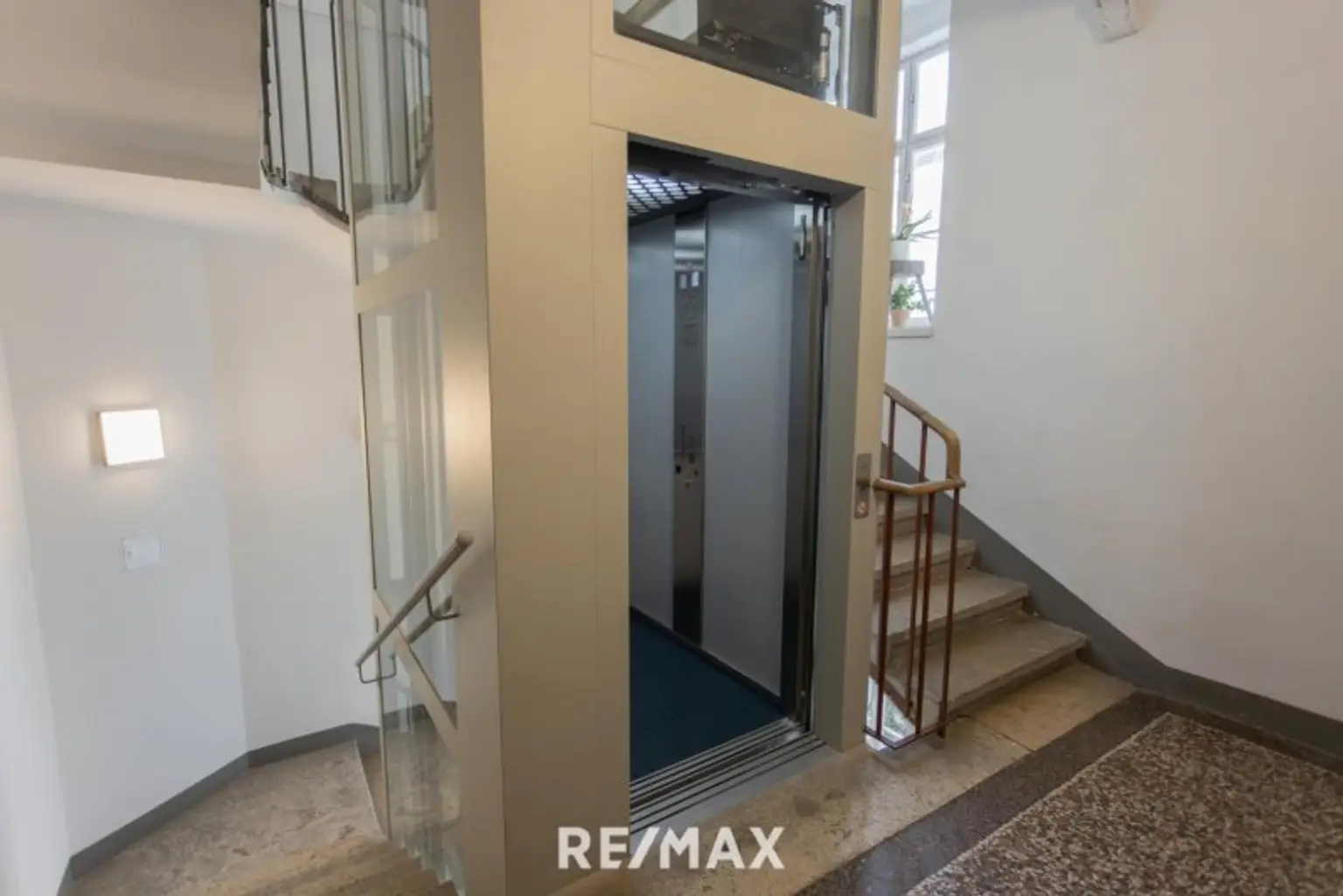 Stiegenhaus mit Lift