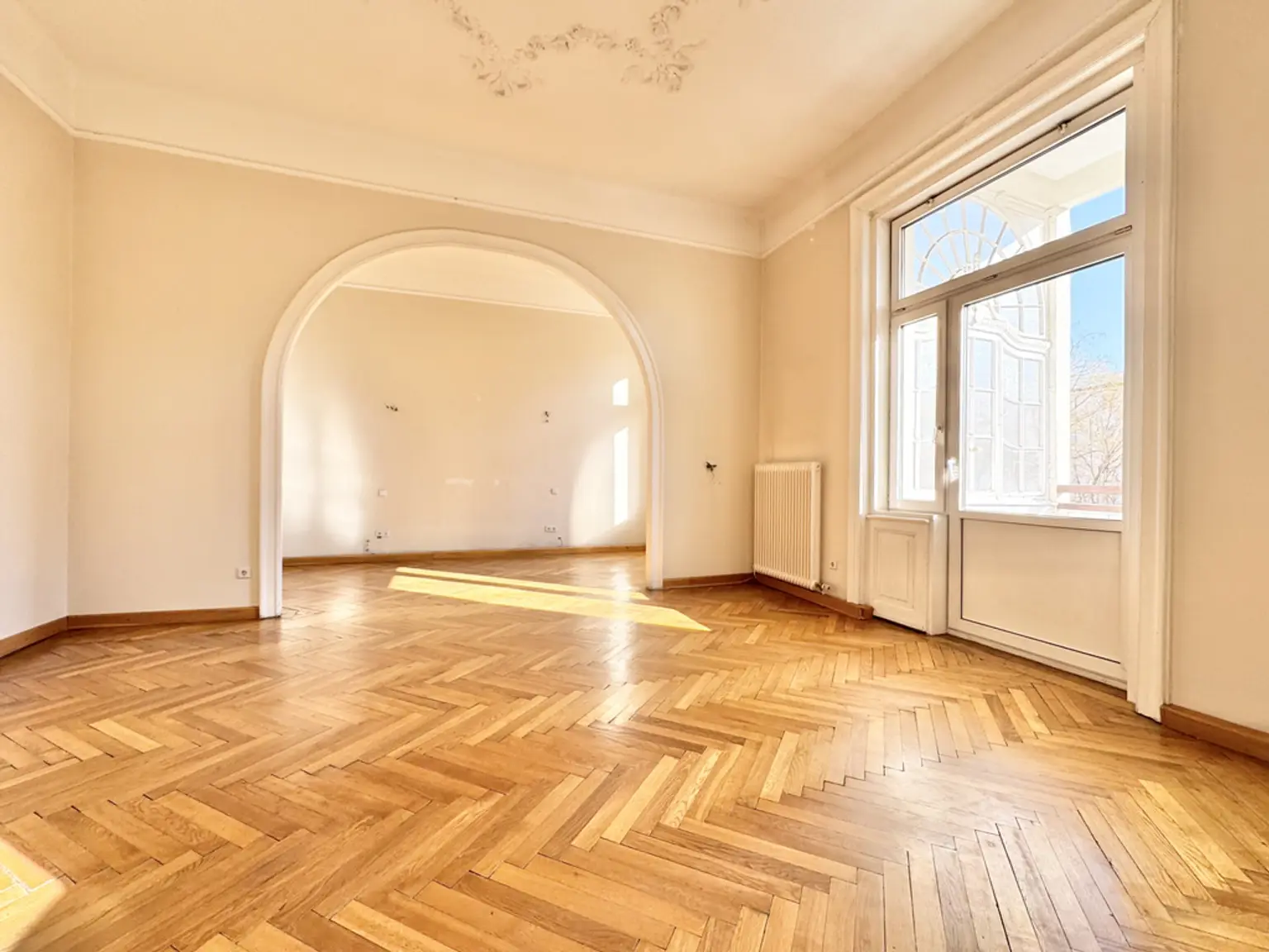 TOPLAGE NÄHE THERESIANUM | EXKLUSIVE, HELLE 5-ZIMMER | ALTBAU MIT GARTENSEITIGEM BALKON | U-BAHN-NÄHE