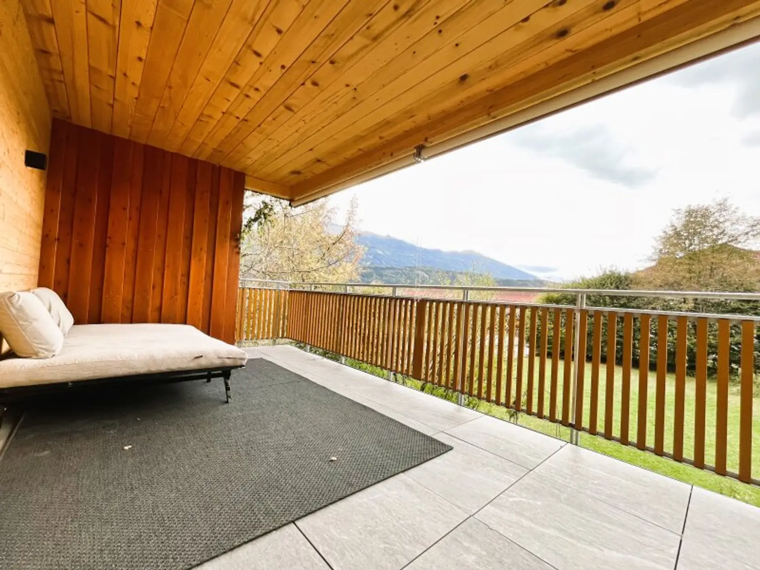 Überdachter West-Balkon mit ca. 17m² Fläche