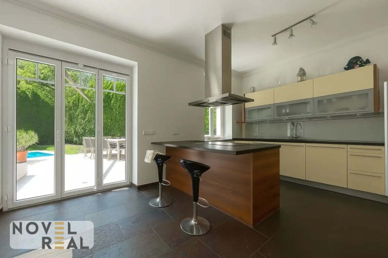 Exklusive Villa mit privatem Pool und idyllischem Garten in Toplage von Wien-Hietzing!