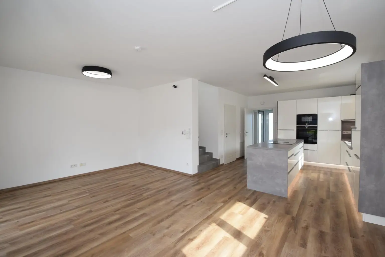 Blick vom Essbereich zur Küche