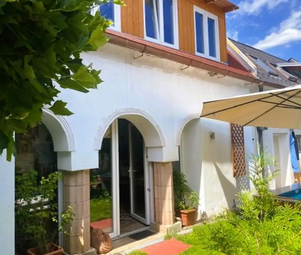 Ländliche Eleganz neu interpretiert – Streckhof mit zwei Wohneinheiten, Arkadenflair & Pooloase!