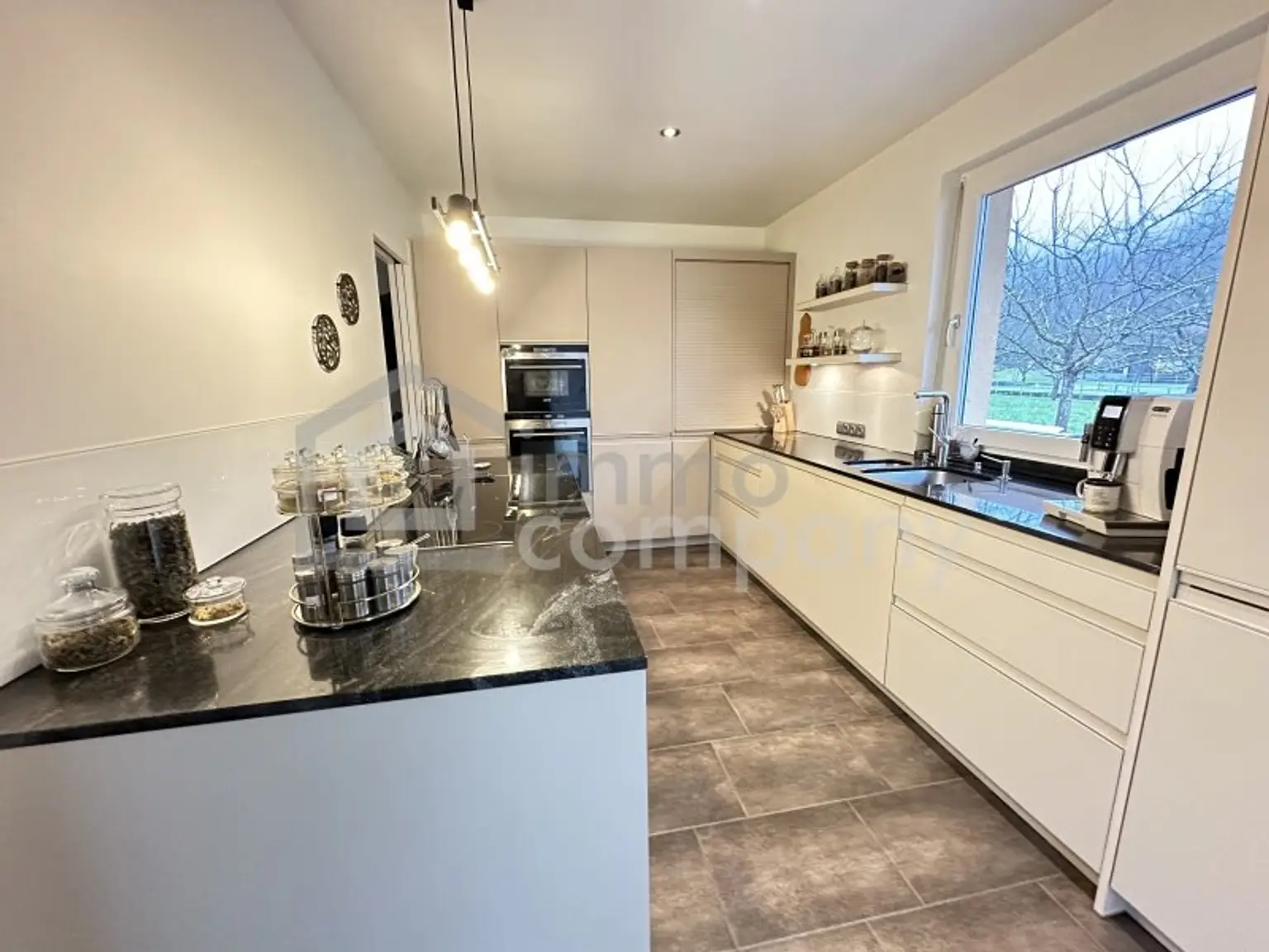 Unschlagbares Top-Angebot ! Luxuriöser Bungalow mit hochwertiger Ausstattung, in zentrumsnaher, sonniger Ruhelage in Hohenems, sehr geräumige Dreier-Garage mit Fernbedienung, großzügige Grundstücksfläche, ausgezeichnete…