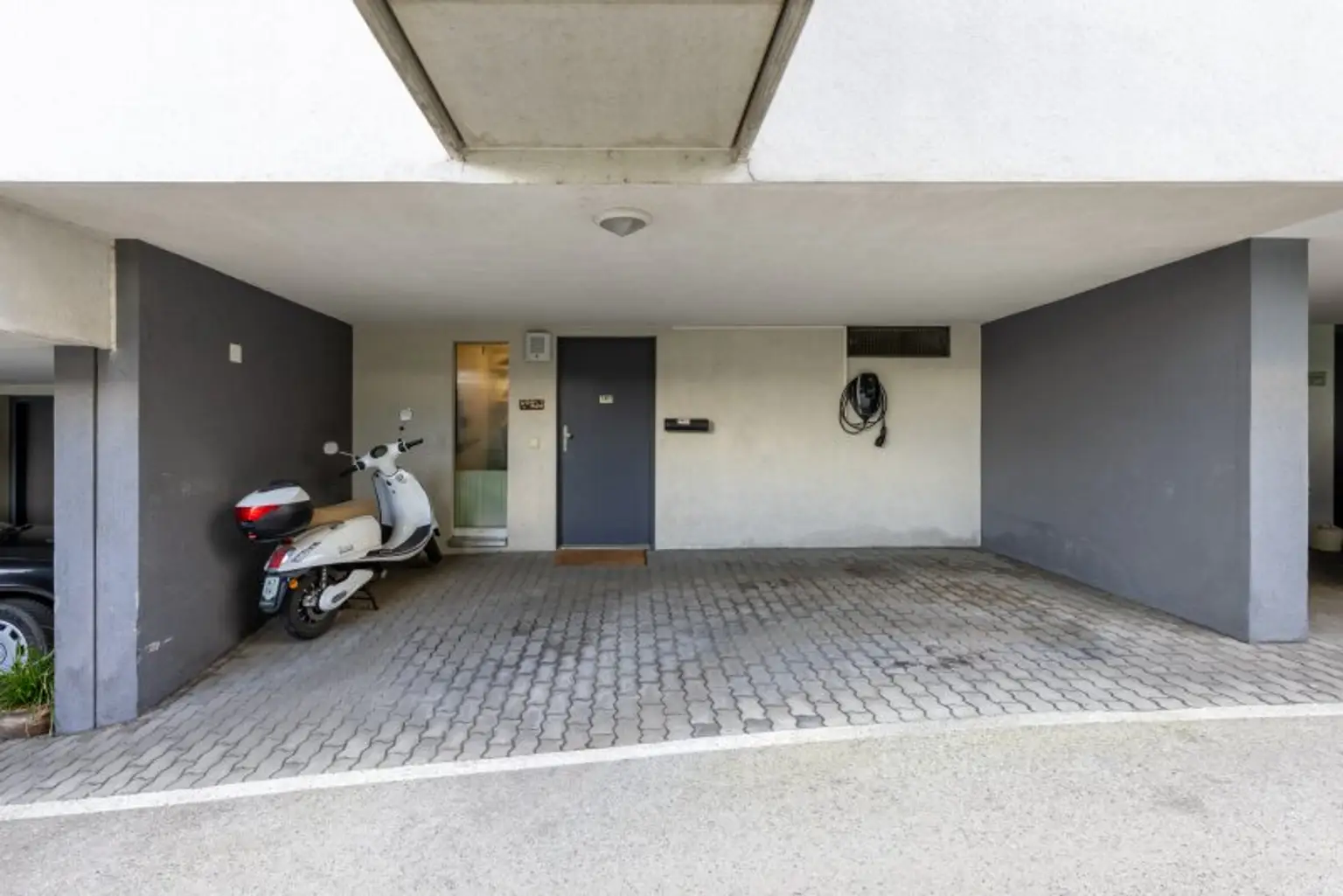 Eingangsbereich und Vorplatz