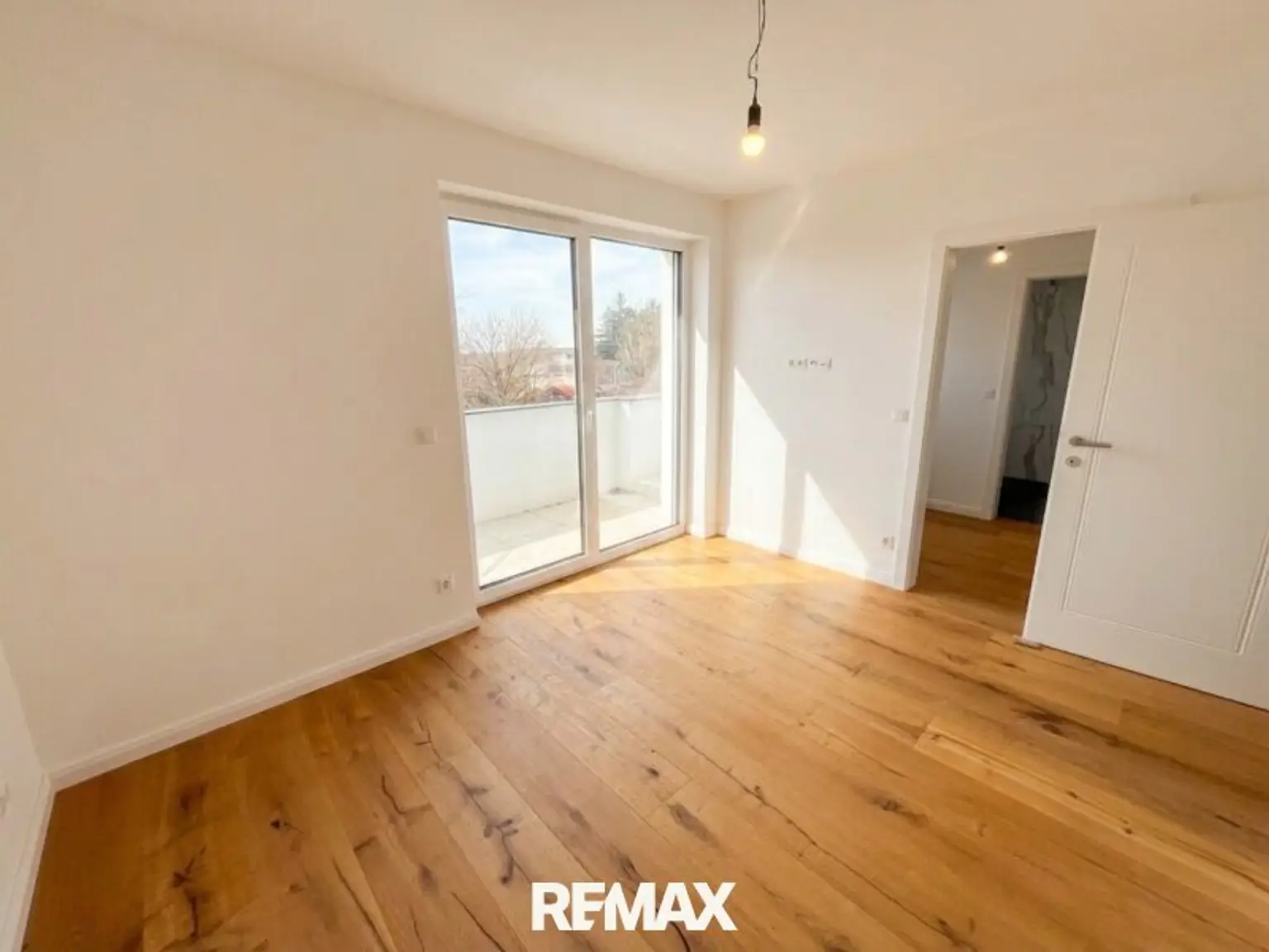 Zimmer mit Zugang zum Balkon