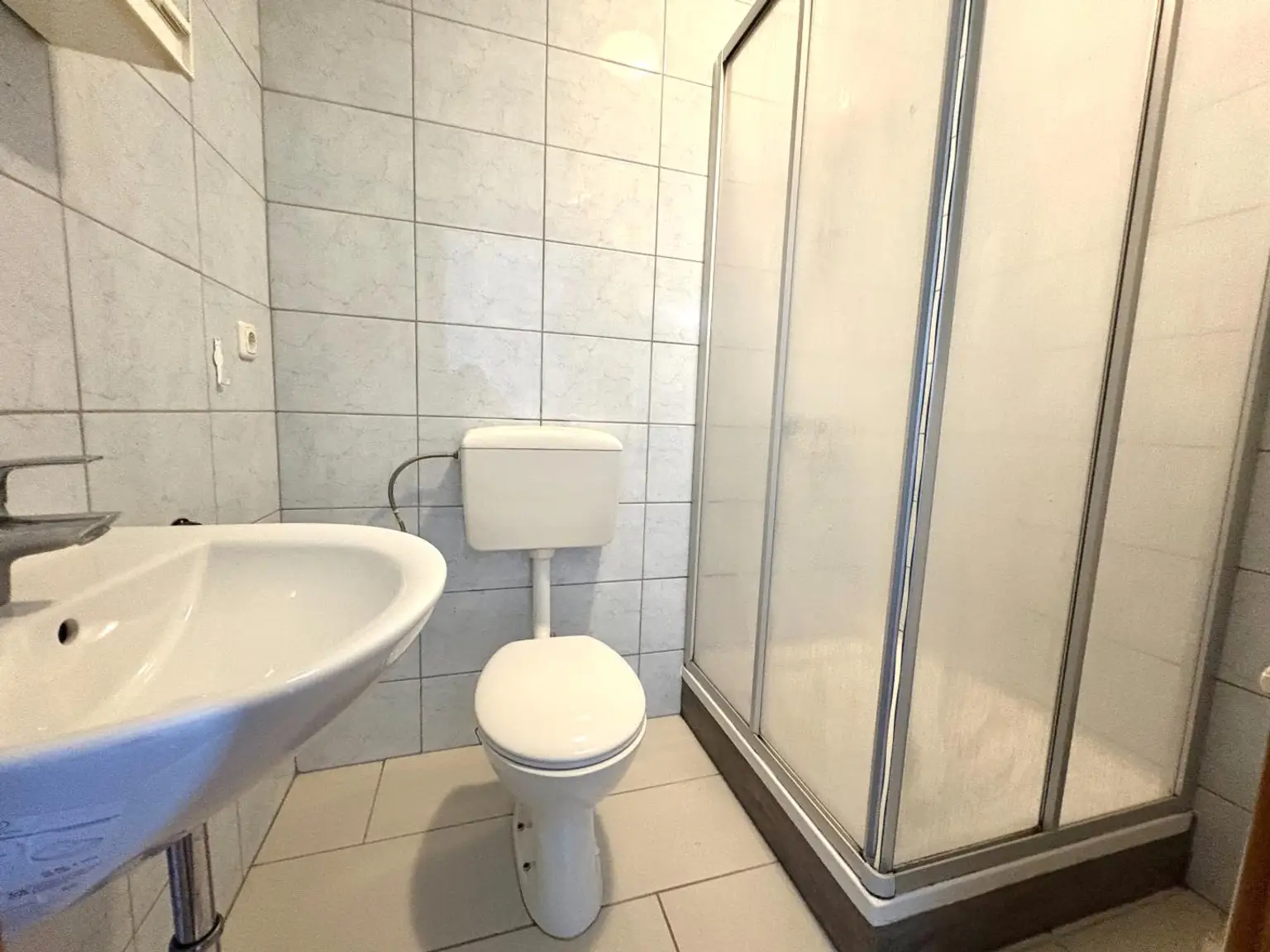 Gepflegtes Mini-Apartment mit Badezimmer in zentraler Lage! Nähe BMW, SKF!!!