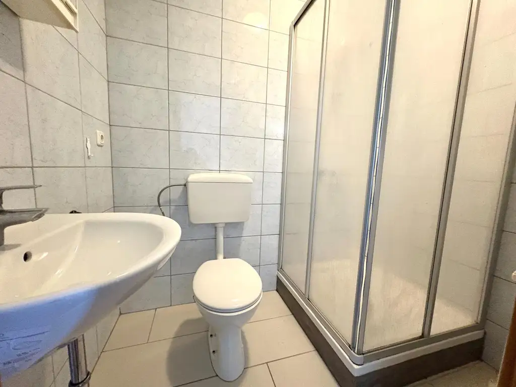 Gepflegtes Mini-Apartment mit Badezimmer in zentraler Lage! Nähe BMW, SKF!!!