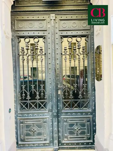 SANIERUNGSBEDÜRFTIGE WOHNUNG IM REPRÄSENTATIVEN JAHRHUNDERTWENDEHAUS