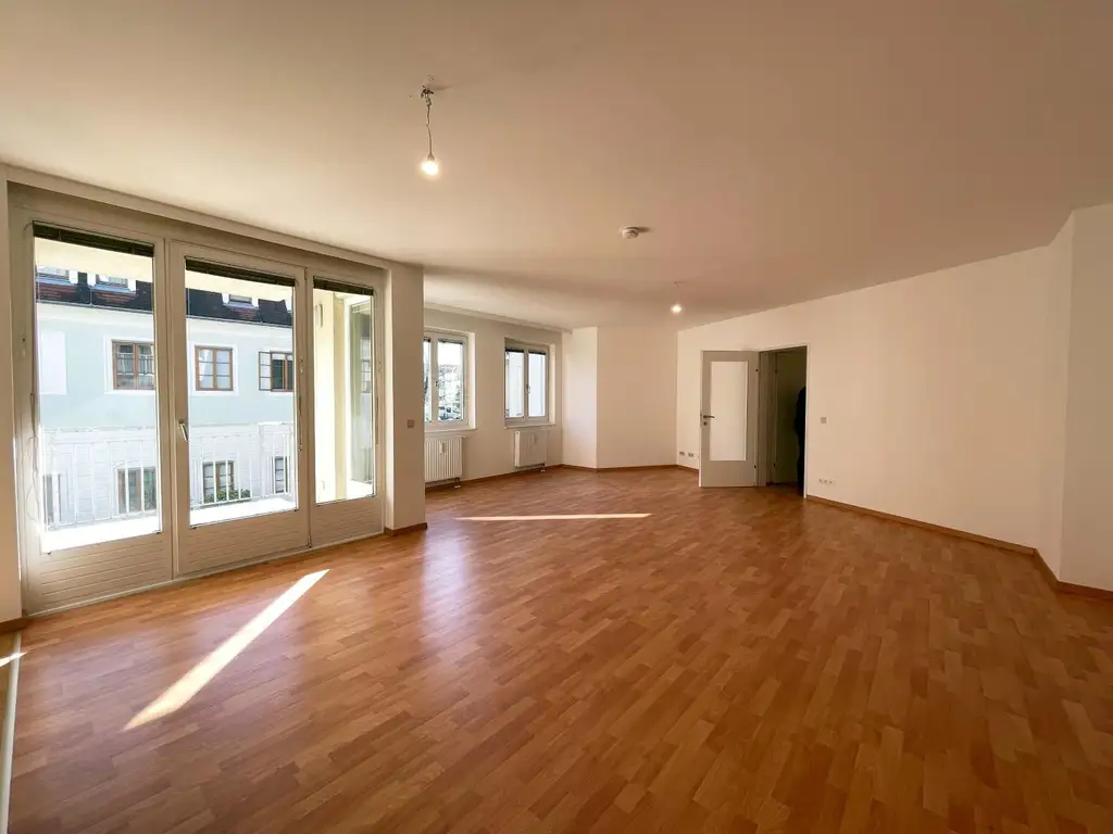 Lichtdurchflutete 3-Zimmer-Wohnung mit Balkon in zentraler Lage