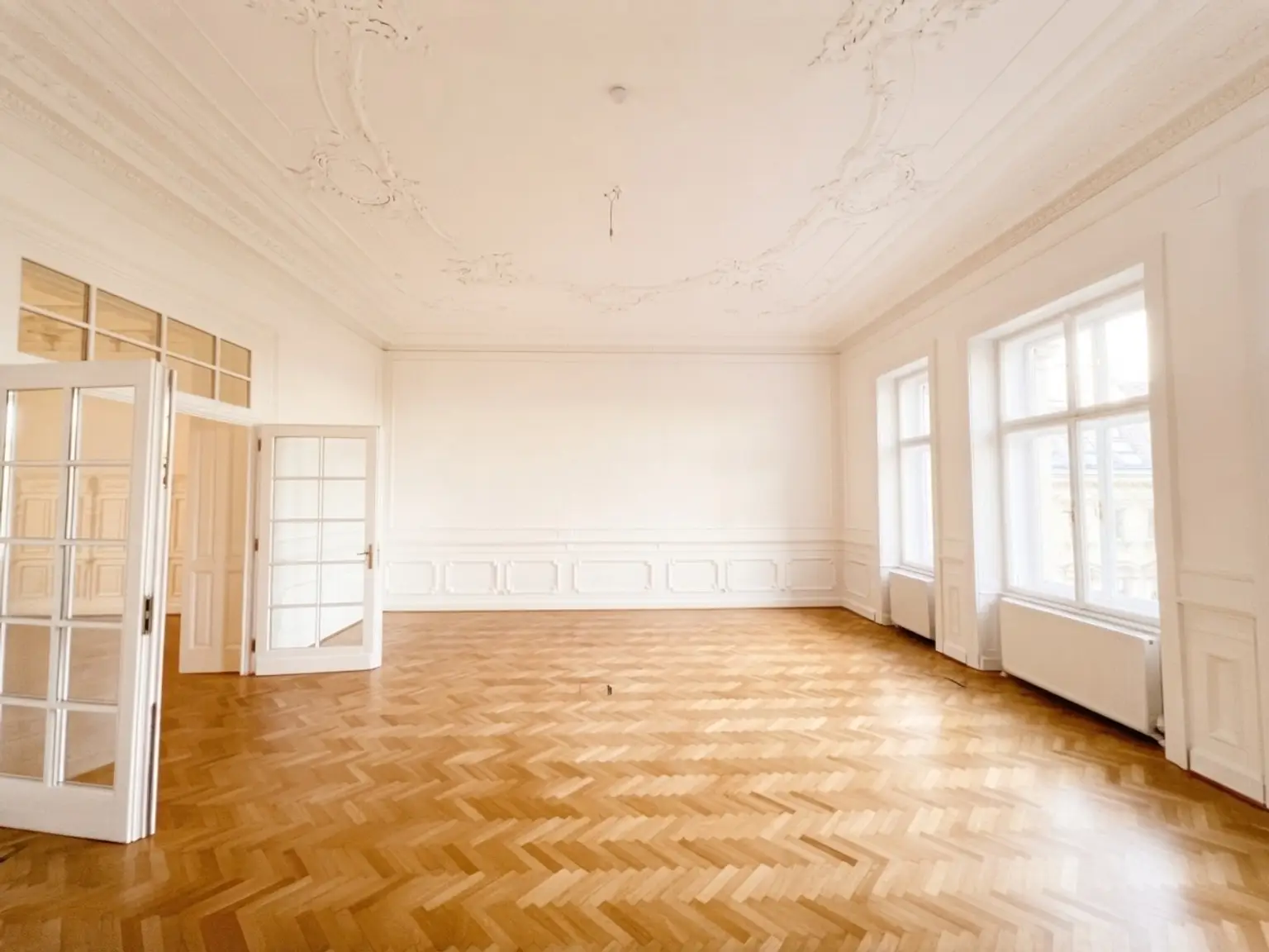 UNBEFRISTET: Prachtvolle Altbauwohnung der absoluten Königsklasse beim Schottentor