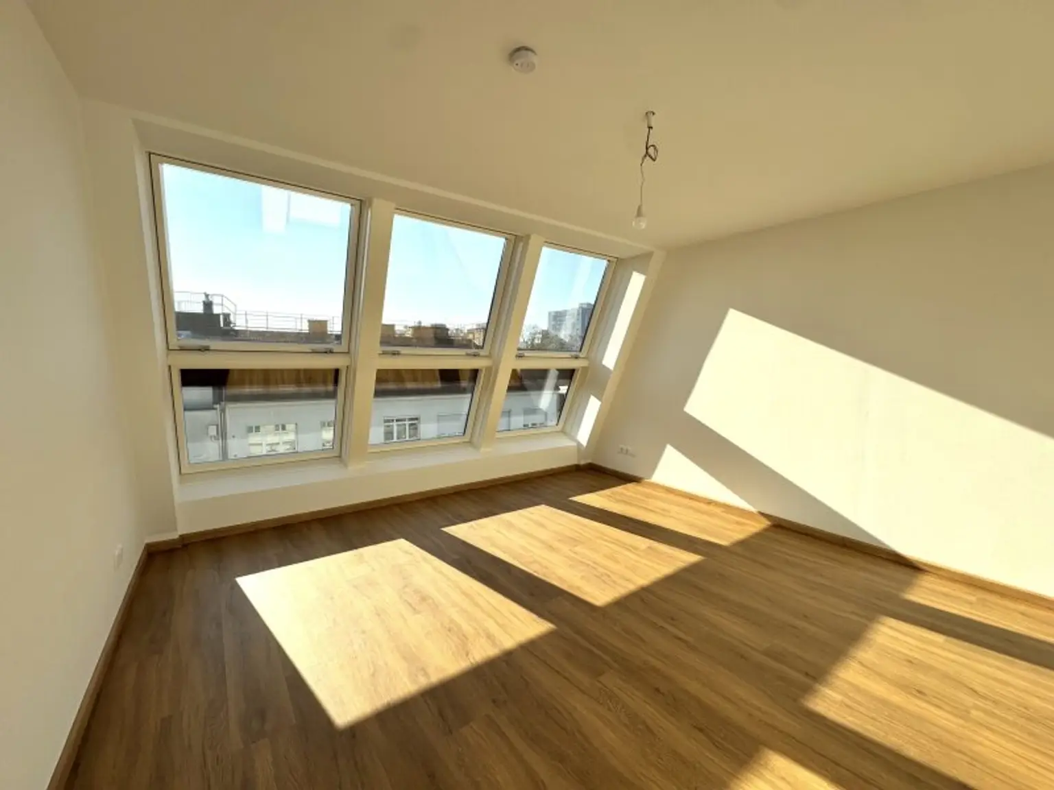 2 Zimmer DG Wohnung mit separatem Arbeitsbereich - großzügige Terrasse & Klimaanlage - Erstbezug - UNBEFRISTETE Mietdauer