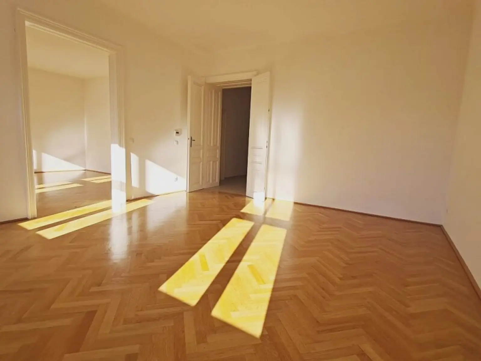 ROCHUSMARKT-NÄHE, sonnige 103 m2 Altbau, 3 Zimmer, WG-geeignet, Küche, Wannenbad, Parketten, Geusaugasse