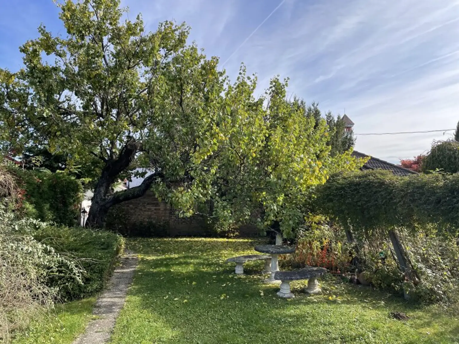 GROSSZÜGIGES ANWESEN MIT WOHNHAUS -- WUNDERSCHÖNER INNENHOF UND GROSSER GARTEN -- 1.315 m²!