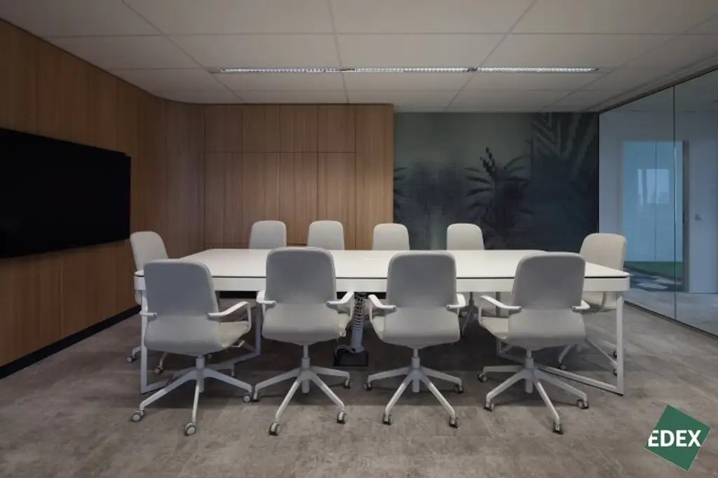 Schönes Büro im Saturn Tower