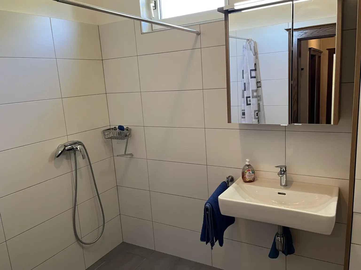 Badezimmer mit bodengleicher Dusche
