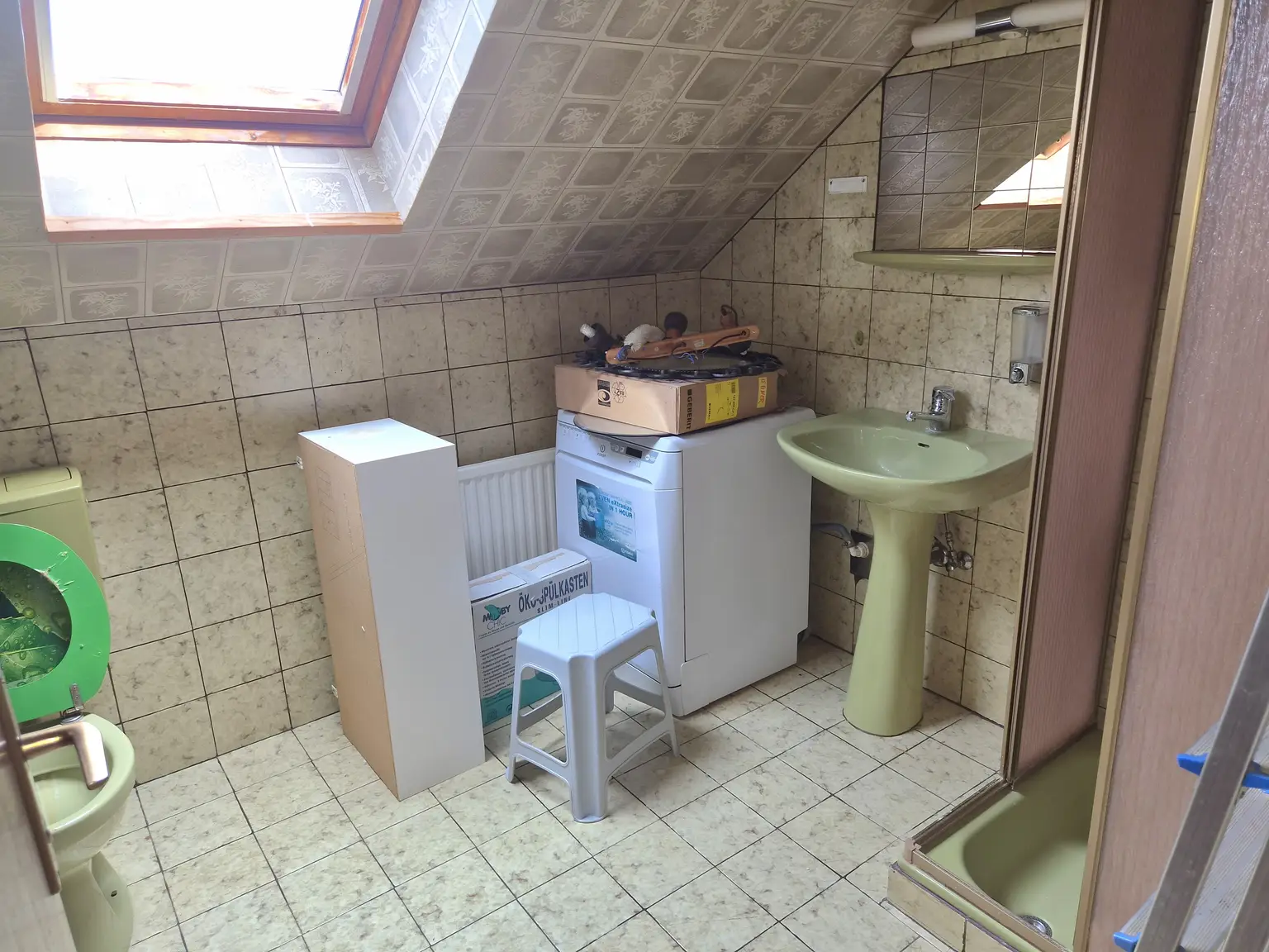 Zweifamilienhaus mit Pool am Waldesrand zu verkaufen!