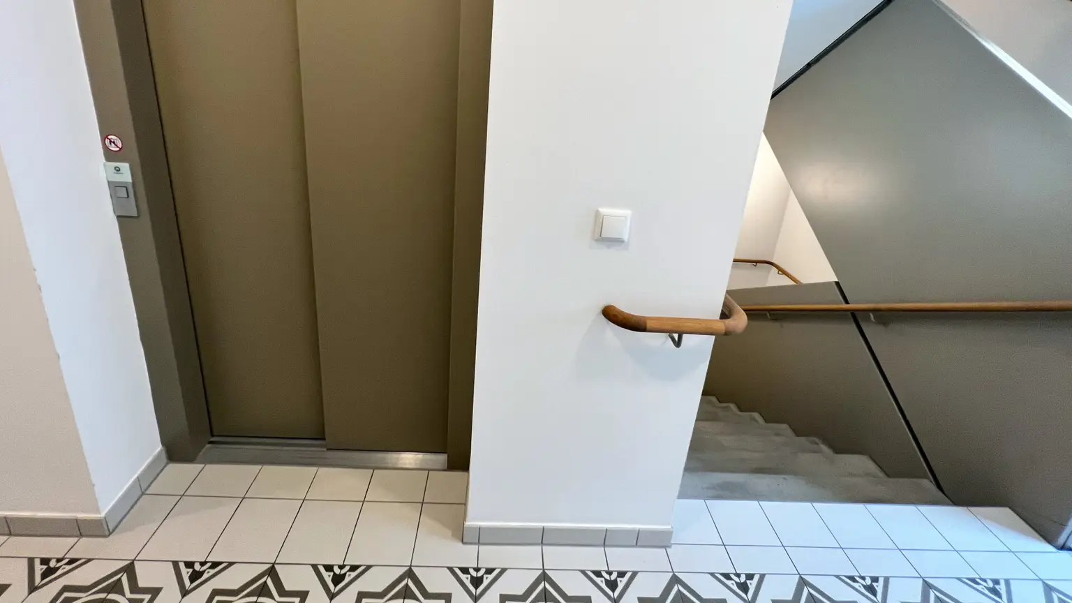 Stiegenhaus mit Lift