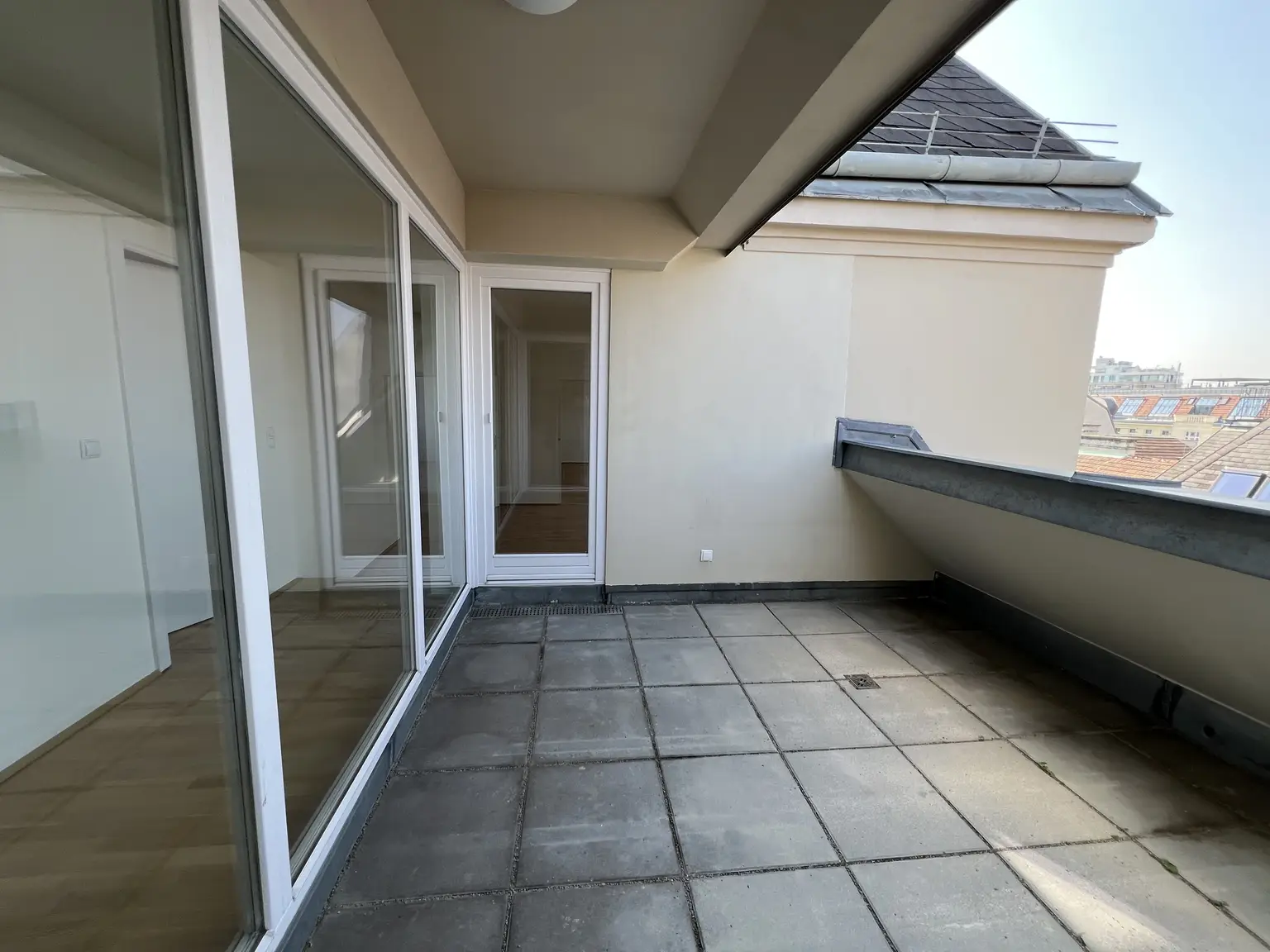 TOP LAGE: Moderne, ruhige und klimatisierte Dachgeschoss-Wohnung mit Terrasse / TOP LOCATION: Modern, quiet and air-conditioned apartment with terrace