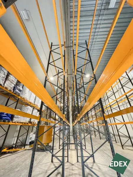 Modernes Regallager (9,5m RH) an der S33