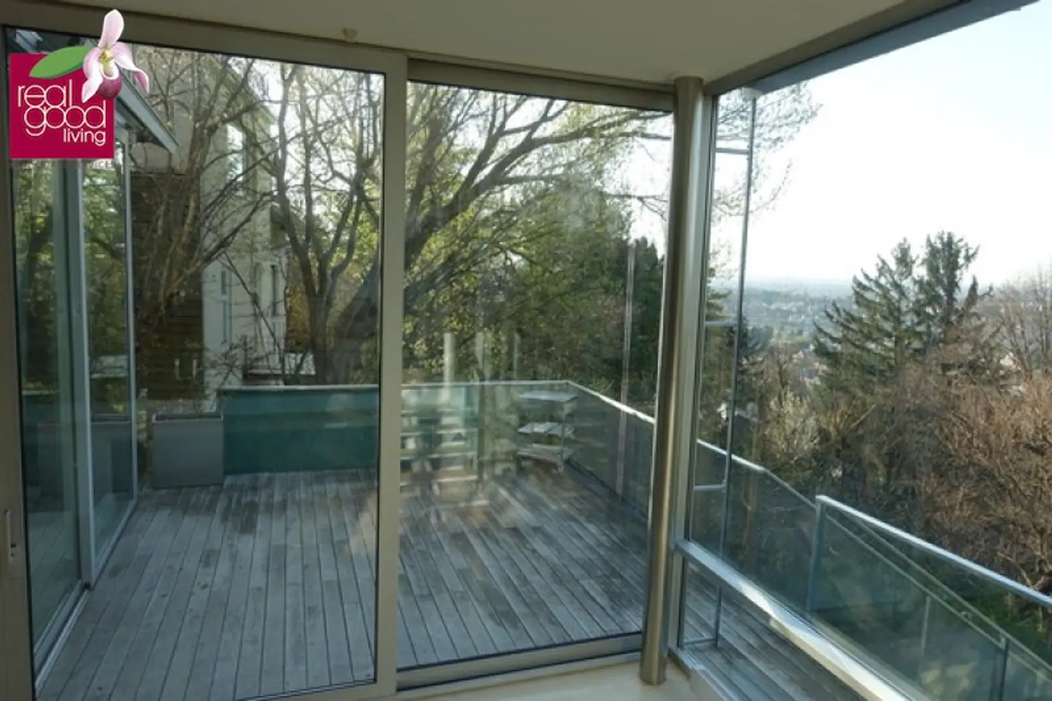 Wohngenuss mit Traumfernblick: Teilmöblierte Traumvilla mit Outdoorpool, Garten, Sauna, Jacuzzi Indoor, Tischtennistisch, etc.
