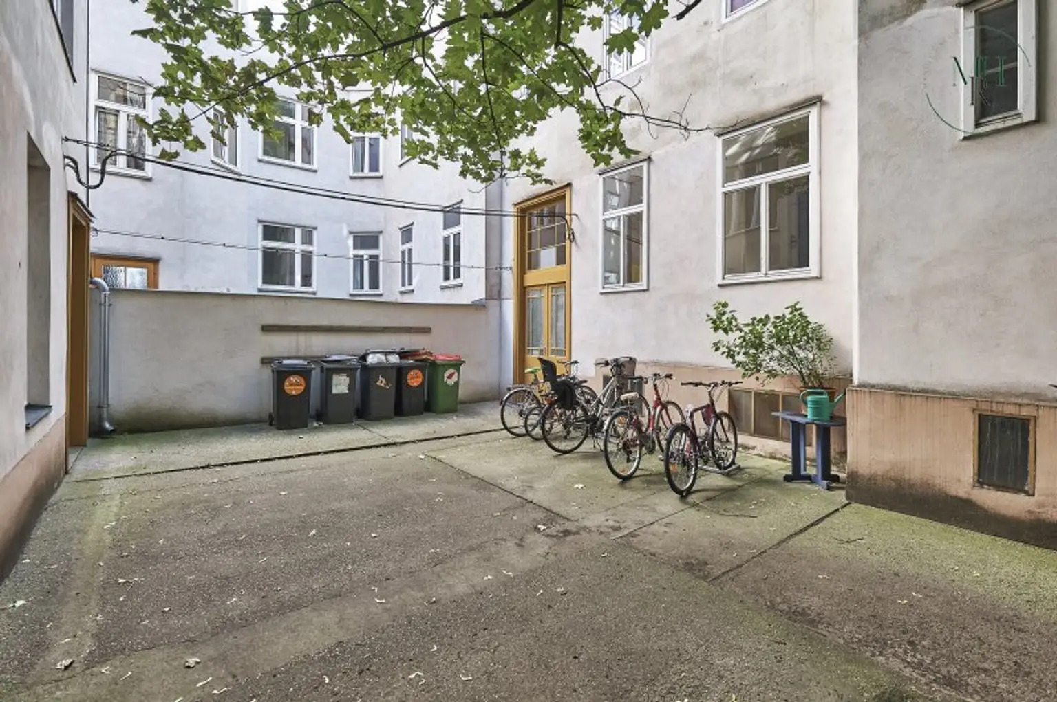 Renovierungsbedürftige Singlewohnung bei Bahnhof Hernals