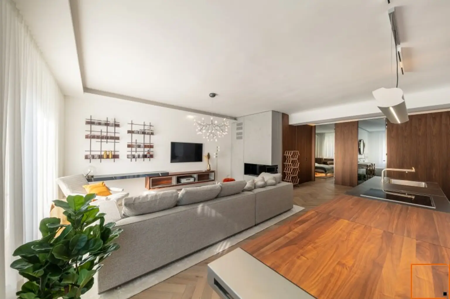 Wohnzimmer mit Blick auf Schlafzimmer und Bad