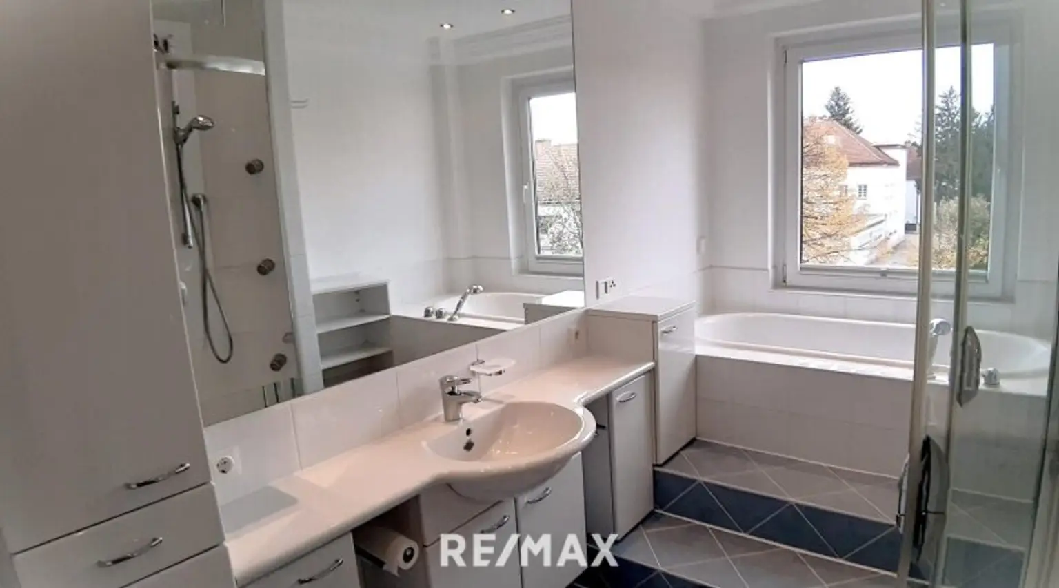 2. Etage, Gr0ßes Bad Wanne, Dusche, WMaAnschl.