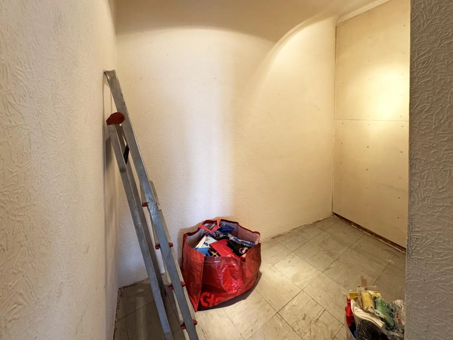 "Coole 2 oder praktische 3 Zimmer Wohnung, Renovierungsbedarf!"