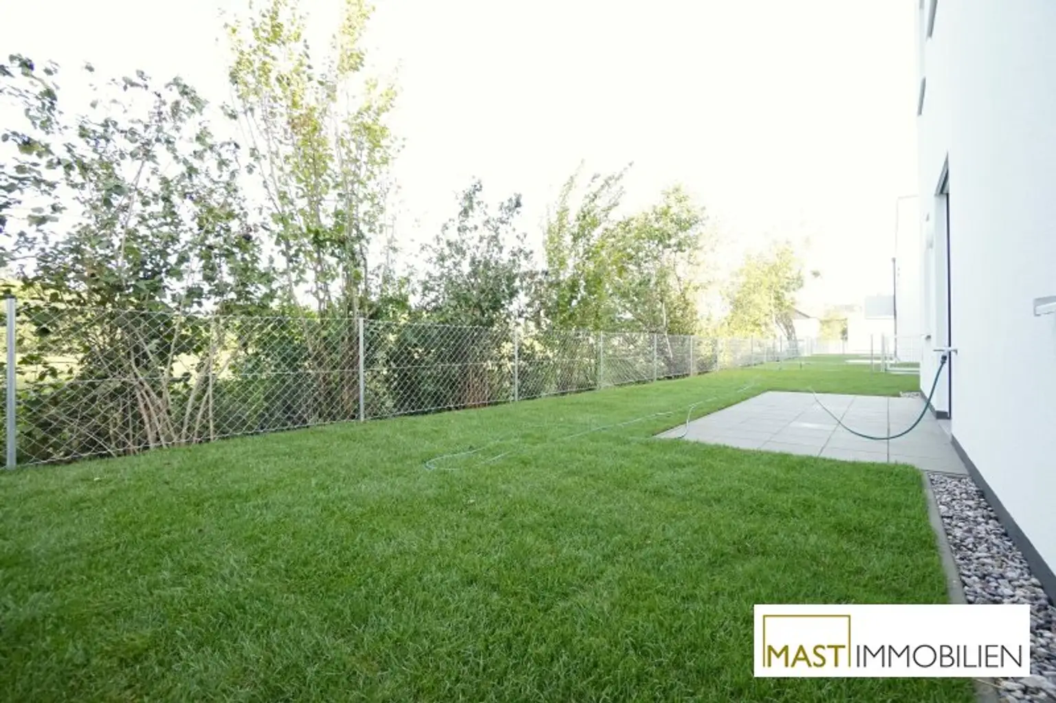 2 Zimmer Garten Wohnung inkl. EWE Einbauküche in optimaler Lage - inkl. PKW Abstellplatz