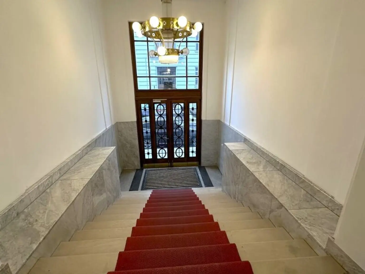 MÖLLWALDPLATZ, U1-NÄHE, 124 m2 ALTBAU, Wohnküche, 2 Zimmer, klimatisiert, 2 Bäder, Parketten, Loggia, 1. Liftstock, provisionsfrei