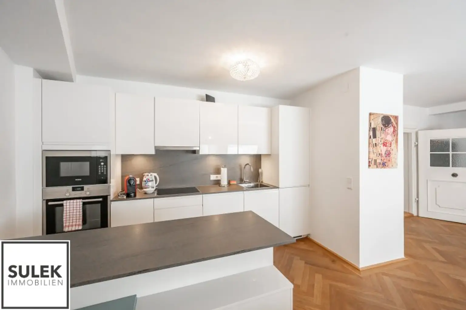voll möblierte 2 Zimmer DG-Wohnung in Bestlage // Nähe Graben - Stephansdom
