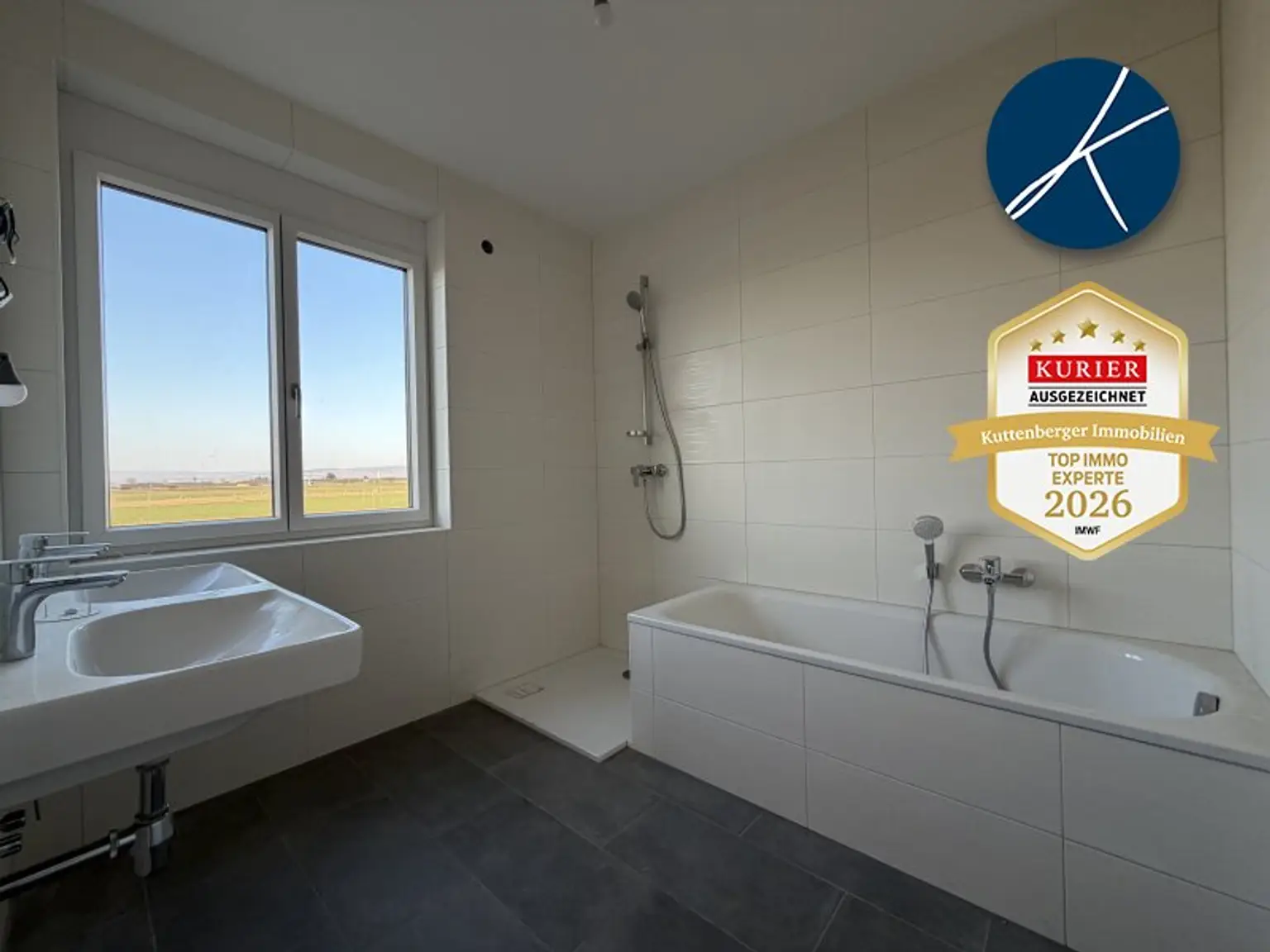 Bad mit Wanne und Dusche