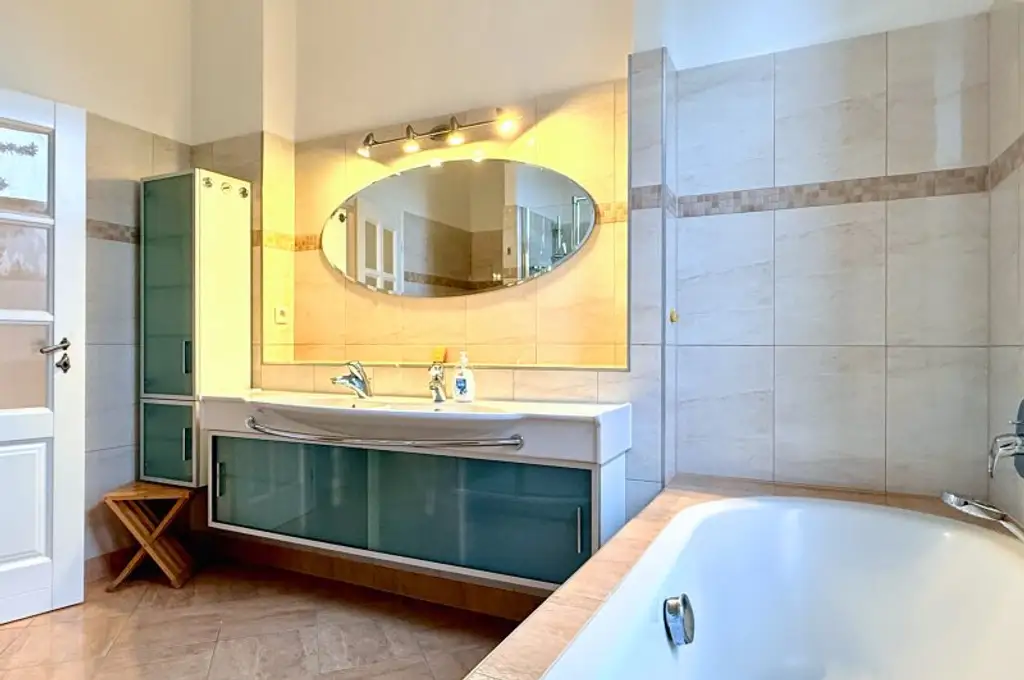 Großzügige Altbauwohnung im Zentrum von Pressbaum