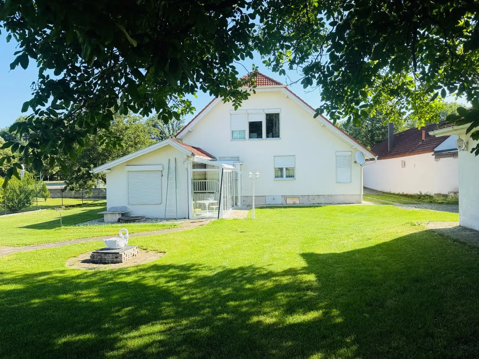 Villa mit Wintergarten und Nebengebäude