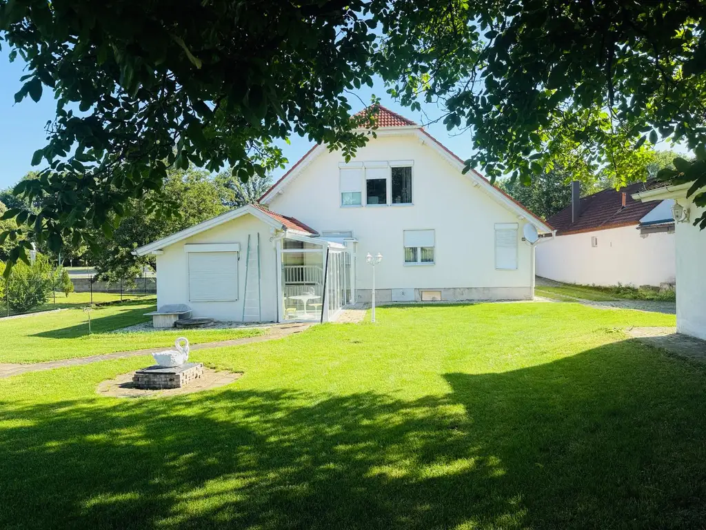 Villa mit Wintergarten und Nebengebäude