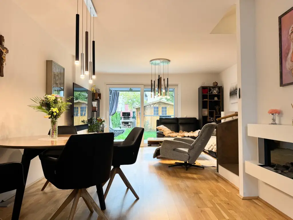 Moderne Reihenhausvilla mit Studio im DG und XXL-Dachterrasse, Carport und KFZ-Abstellplatz in Zentrumsnähe von Vöcklabruck