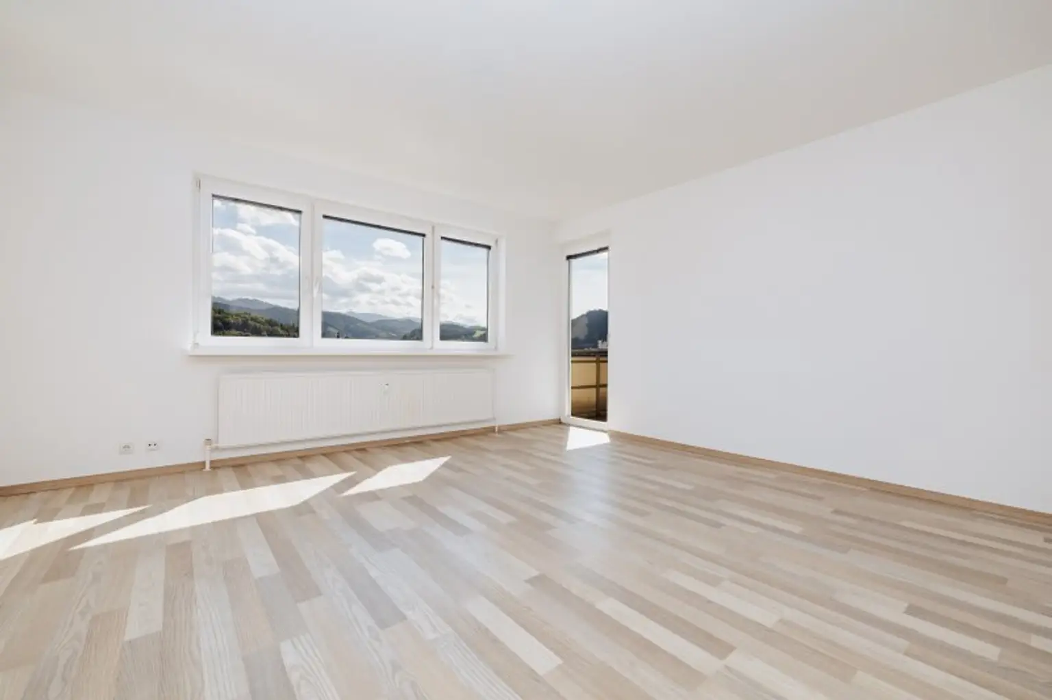 LIFT I LOGGIA I RUHIGE LAGE I LICHTDURCHFLUTET I SCHÖNE AUSSICHT I EINBAUKÜCHE I FAMILIENFREUNDLICH I PROJEKT WOHNEN I