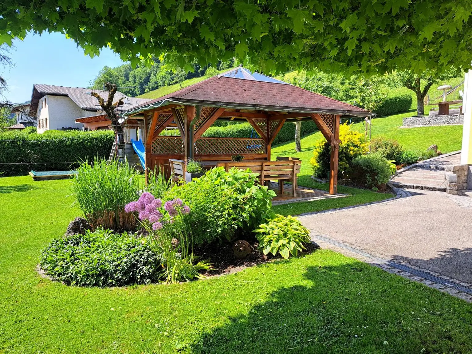 Pergola inmitten gepflegter Gartenlandschaft