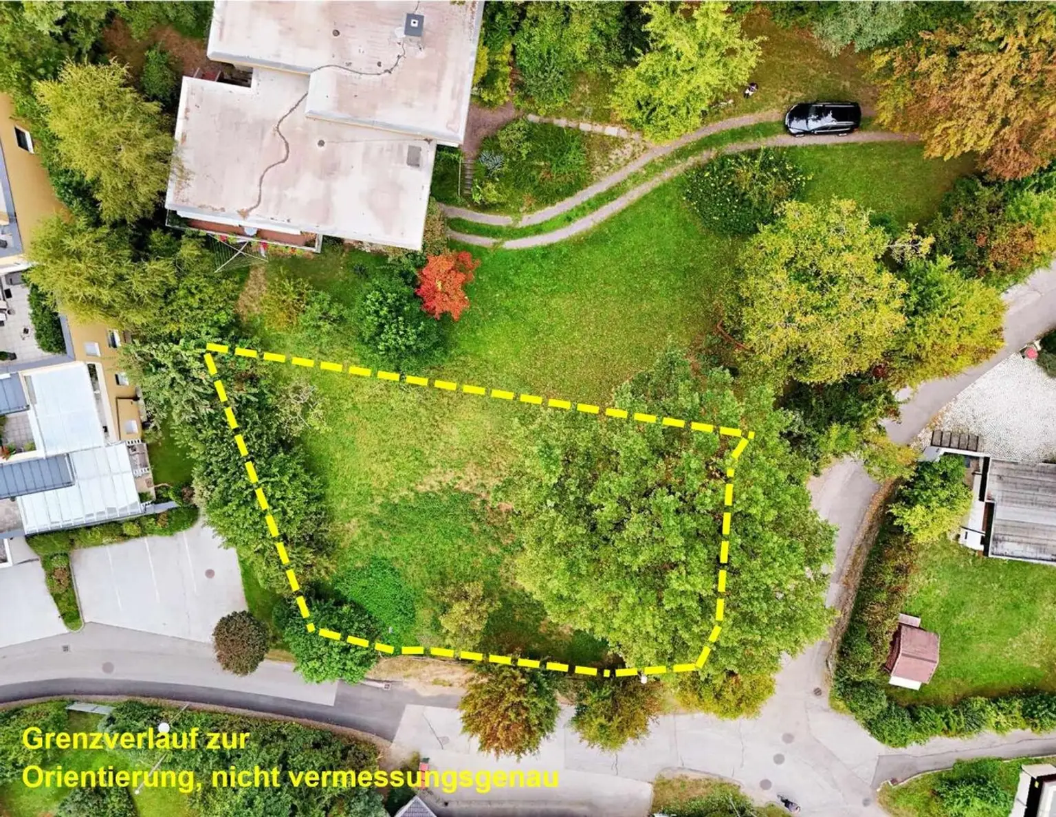 Sonniges Hanggrundstück mit Südausrichtung und Ausblick auf Berge und See