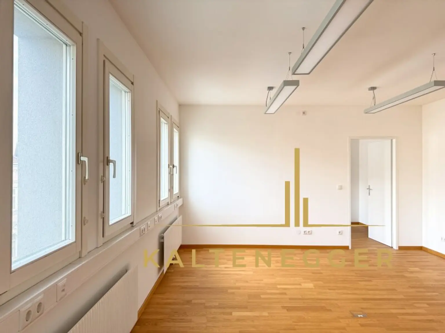 Wohnzimmer – zweite Perspektive mit großen Fensterflächen